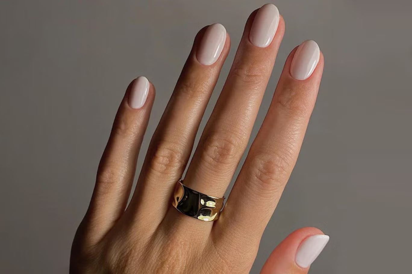 “Oat Milk Nails” — The Soft Glam Trend Taking Over Spring